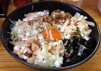 「まぜそばガーリックオニオン(週限定)＋ライス」@麺処福吉ATSUSHIの写真