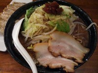 「黒狼（二郎風）　※やさい、脂増し　＋ギョーザ：サービスＰ」@New old style ゆいが 三郷店の写真