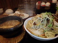 「石焼野菜つけ(特盛500g)(961円)餃子(ｸｰﾎﾟﾝ)」@濃厚豚骨魚介つけ麺 風雲丸 祇園西原店の写真