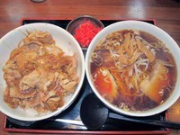 「豚丼500円（ランチ）＋半ラーメン300円」@中華ダイニング いい田の写真
