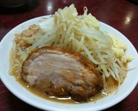 「ラーメン（小）700円　※野菜少なめ」@ギガムジャキの写真