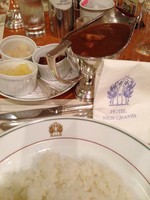 「ポークカレー　２１００円　税別+サービス料１０％」@ホテル ニューグランド ザ・カフェの写真