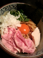 「濃厚たまごのまぜそば￥700＋かんぱち＆甘海老握り＋ビール」@中華そば 四つ葉の写真