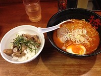 「赤猿らーめん＋チャーシュー丼」@麺や 猿の写真