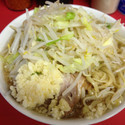 小ラーメン、麺半分ニンニク700円。