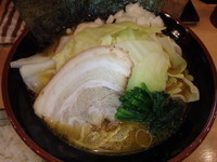 「大盛ラーメン(880円)(硬め、油多め)キャベツ(110円)」@横綱家の写真