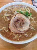 「醤油ラーメン+大盛り」@らーめん まるくろの写真