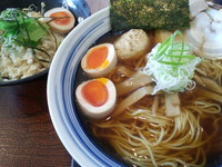 「中華そば＋鶏そぼろ飯（１０７０円）」@自家製麺 琥珀の写真