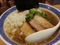 「煮干し中華そば７００円＋玉ネギ１００円」@麺屋 まいどの写真