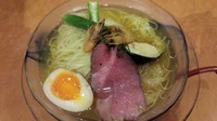 「海老と牛　旬の冷やし塩らーめん」@麺屋 翔 西新宿本店の写真