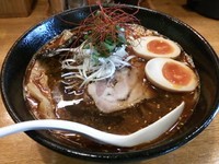 「辛煮干しそば750円＋味玉100円」@麺屋 鶏口の写真