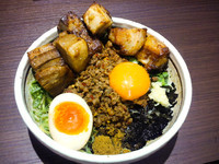 「台湾混ぜそば(麺少なめ)＋ど肉」@麺屋はなび 新宿店の写真