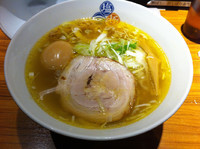 「白湯 塩ラーメン 大人の燻製玉子入り」@塩逸品 五代目けいすけ 本店の写真