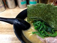 「らーめん（麺カタメ）＋プレミアムモルツ」@せい家 三鷹店の写真