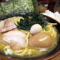 「ラーメン 500円（オープン記念）+ 半熟味玉（クーポン）他」@横浜家系ラーメン 壱角家 三田店の写真