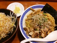 「汁なしにぼそば（中盛、刻み生姜）＋ゆで野菜」@にぼ神 角ふじの写真