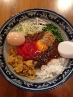 「熟カレーまぜそばBLACK＋煮玉子」@ぶた金ラーメンの写真