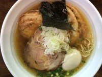 「純系醤味玉ラーメン 800円（ローストチャーシュー100円）」@麺や 飛来の写真