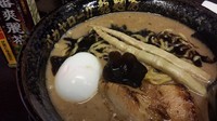 「黒豚骨（半麺）　750円」@バカヤロー！！龍麺房の写真
