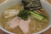 「鮪節冷やし塩ラーメン（限定１日２０食）」@塩専門 ひるがお 東京駅店の写真