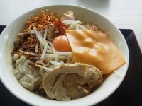 「まぜそば　大盛り（８８０円）」@ジャンクガレッジ 甲府昭和店の写真