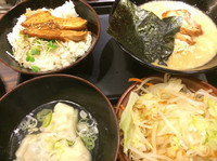 「半ラーメンセット1(熟成光麺ハーフ+鶏チャーシュー丼)+野菜盛り」@光麺 新宿南口店の写真