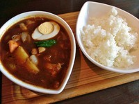「黒チキンカレー \1000」@スープカレー屋 鴻 神田駿河台店の写真