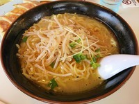 「塩ラーメン　（大盛り）　＋ギョーザ：サービス券」@くるまやラーメン 松本渚店の写真