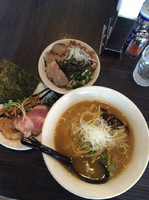 「豚骨魚介ラーメン＆チャーシュー丼小」@麺処 ほん田 nijiの写真