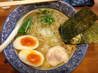 「味玉入り濃厚鶏白湯ラーメン」@濃厚鶏白湯らーめん 麺屋一楽の写真
