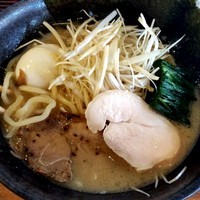 「【限定】とんこつ正油ラーメン ７００円＋細切りネギ １５０円」@らーめん・つけめん 八角の写真