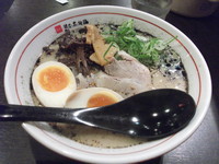 「煮玉子らーめん（熊本味）」@元祖熊本黒拉麺 清正 ヨドバシ横浜店の写真