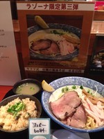 「サクマ式牡蠣の油そば＋牡蠣の炊き込みご飯」@麺屋 一燈 ラゾーナ川崎店の写真