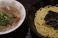 「つけ麺＋替え玉（ラーメン用）」@とんこつらーめん俺式 純 東京ラーメンストリート店の写真