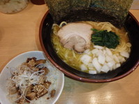 「ラーメン(670円)(硬め)セット(310円？)」@横綱家の写真