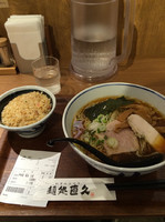 「純鶏ラーメン(醤油)570円
ミニチャーハン290円」@麺処 直久 大久保店の写真