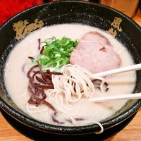 「とんこつラーメン（替玉２玉まで無料）550円」@博多風龍 神田西口店の写真