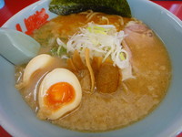 「【期間限定】えび醤油らーめん＋味付玉子」@ラーメン山岡家 伊勢崎宮子店の写真