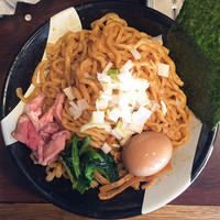 「油そば（400g）＋玉子」@すごい煮干ラーメン凪 大久保北口店の写真