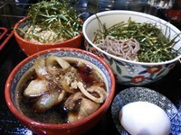 「豚蕎麦790円＋中華麺に変更10円＋冷酒」@鈴木庄兵衛商店の写真