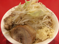 「ラーメン  中  (ヤサイ、ニンニク、アブラ)  700円」@ドン-キタモトの写真