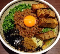 「台湾まぜそば780円大盛り110円ど肉320円卵黄60円」@麺屋はなび 新宿店の写真