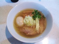 「名古屋コーチンの味玉入り塩ラーメン+ご飯」@ラーメン星印の写真