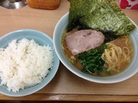 「ラーメン 並＋サービスライス中」@横浜らーめん 武蔵家 池袋店の写真