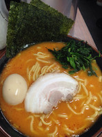 「辛豚硬め脂少なめ味玉」@横浜家系ラーメン まくり家の写真