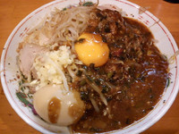 「汁なし＋豚入り（ニンニク、ナニコレ？）味玉」@豚星。の写真