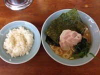 「ラーメン 並 （650円） ＋ ライス 中 （無料）」@横浜ラーメン 武蔵家 船橋店の写真