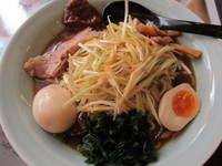 「冷やしネギ味噌ラーメン+味玉　「800円+サービス」」@ニューラーメンショップ 桶川店の写真