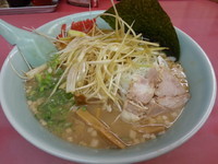 「えび醤油らーめん(中盛・157g・ネギ増し)810円」@ラーメン山岡家 高崎西店の写真