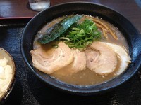 「とんこつラーメン」@ラーメン与七 堅田店の写真